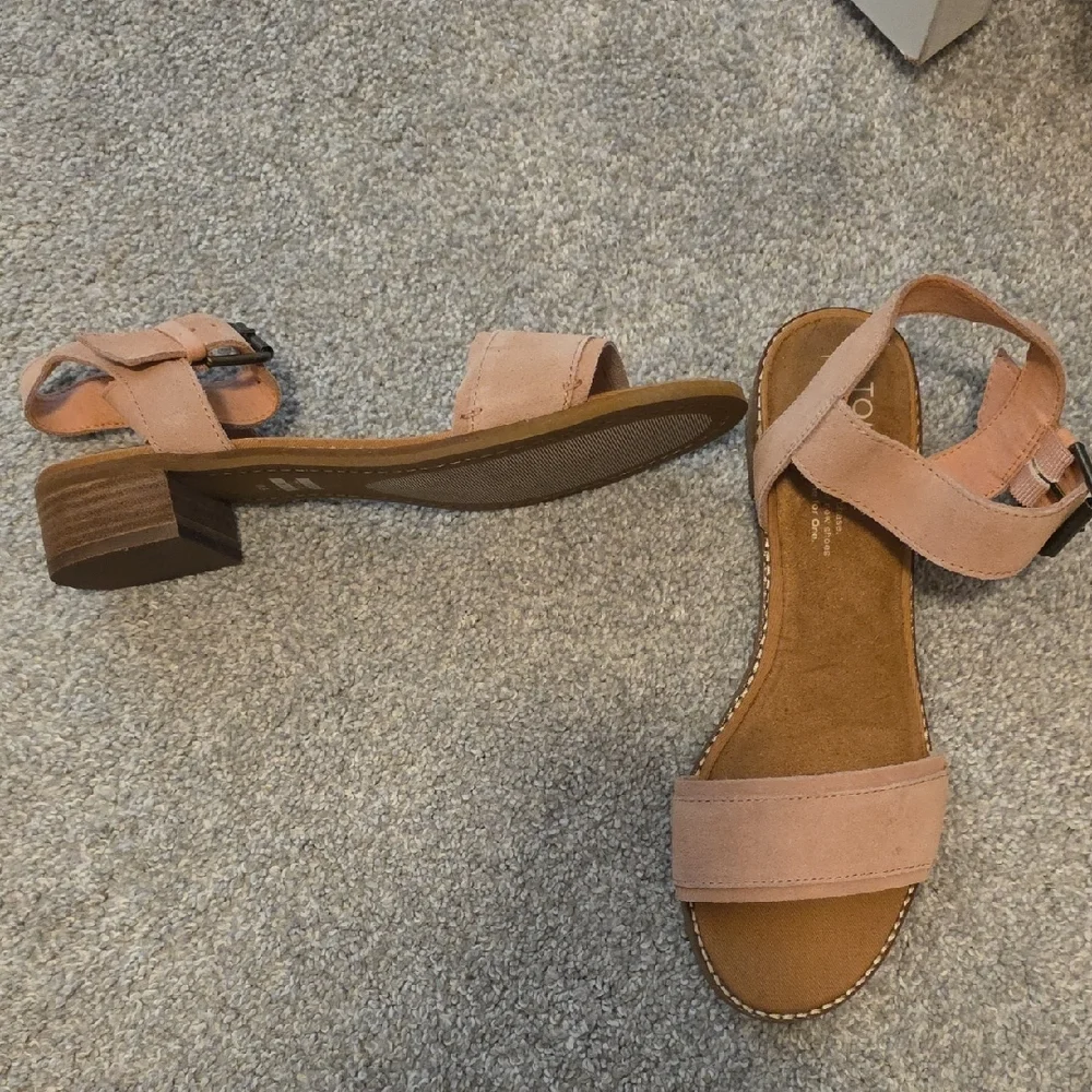 Elegant TOMS Sandals Size 9 - Picture 2 of 2